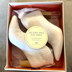 42 GOLD — Kisses Bootie, White, Size 9.5